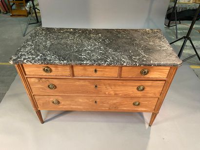 Commode en acajou mouluré ouvrant à cinq...