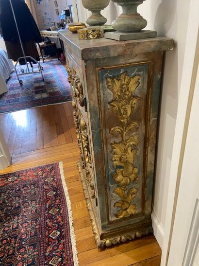 Petite armoire à hauteur d'appui en bois...