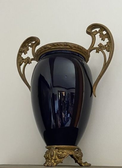Paire de vases ovoïdes en porcelaine bleu...