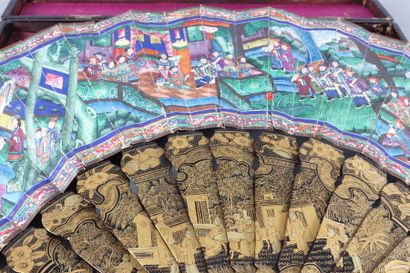 CHINE, XIXe siècle 

Éventail à feuille gouachée,...