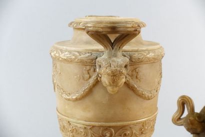 Paire de vases couverts en albâtre sculpté,...