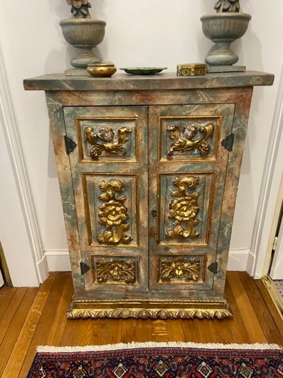 Petite armoire à hauteur d'appui en bois...