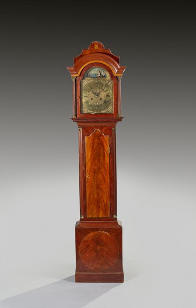 Horloge de parquet en acajou flammé, le cadran...