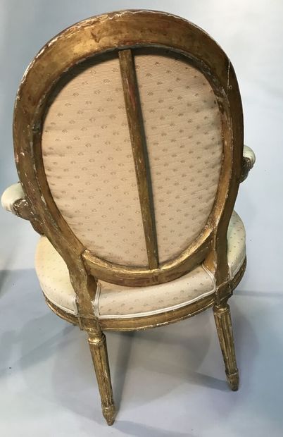 Paire de fauteuils en hêtre mouluré, sculpté...