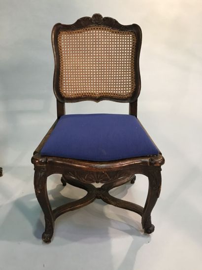 Suite de six chaises cannées en hêtre mouluré,...