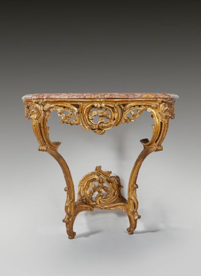 Console en bois doré de forme mouvementée...