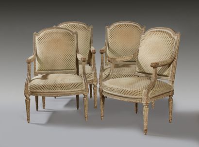 Suite de quatre fauteuils en hêtre mouluré,...