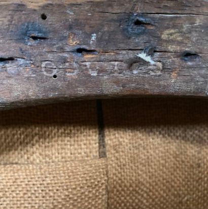 Réunion de deux fauteuils en hêtre teinté...