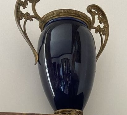 Paire de vases ovoïdes en porcelaine bleu...