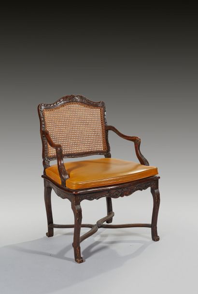 Fauteuil canné en bois sculpté de coquilles...