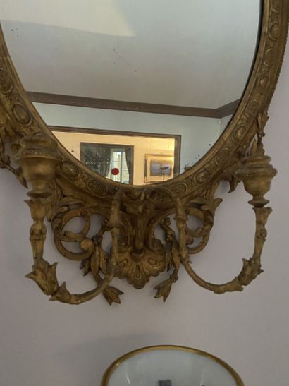 Miroir ovale en bois doré à deux bras de...