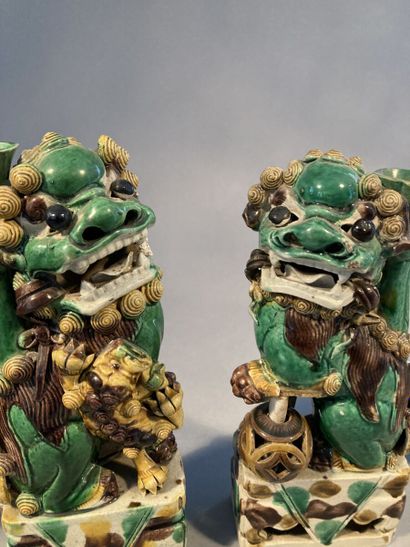 CHINE - Époque KANGXI (1662-1722)

Deux porte-baguettes...