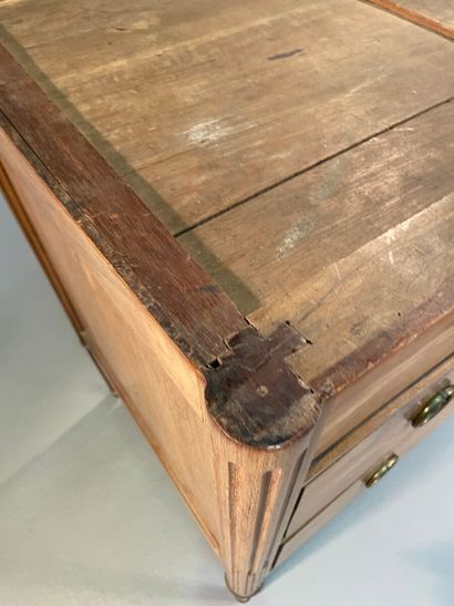 Commode en acajou mouluré ouvrant à cinq...