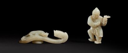 CHINE - XIXe siècle

Fibule en néphrite céladon,...