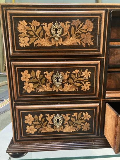 Cabinet en marqueterie ouvrant par sept tiroirs...