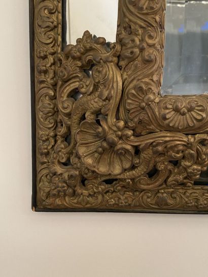 Miroir à parecloses en métal repoussé, le...