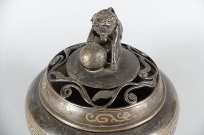 CHINE - Vers 1900

Brûle-parfum tripode en...