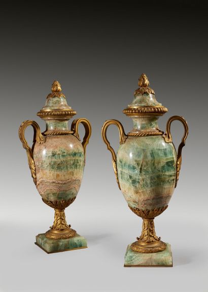 Paire de vases d'ornement en spath fluor...