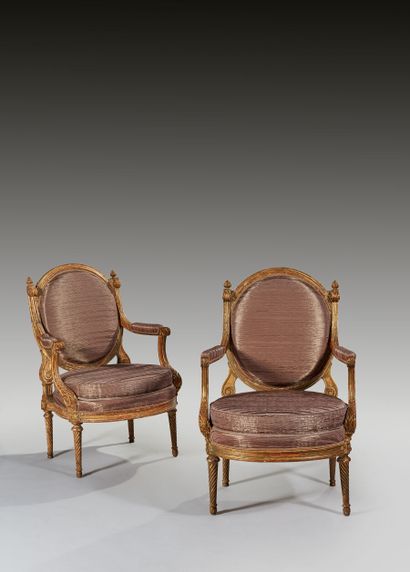 Paire d'importants fauteuils en hêtre mouluré,...