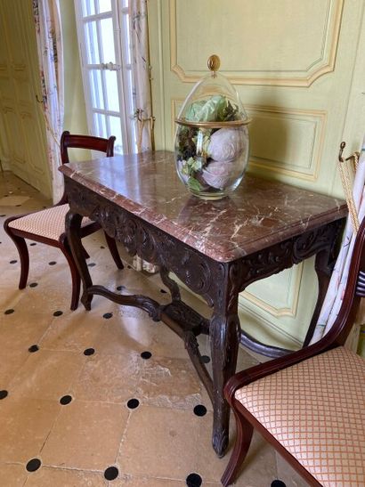 Table de milieu en chêne sculpté à décor...