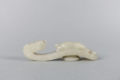 CHINE - XIXe siècle

Fibule en néphrite céladon,...
