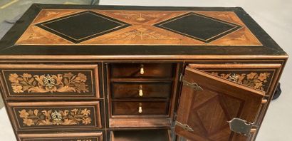 Cabinet en marqueterie ouvrant par sept tiroirs...
