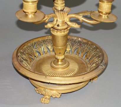 Lampe bouillotte en bronze doré à trois bras...