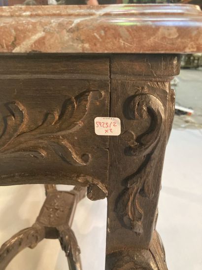 Table de milieu en chêne sculpté à décor...