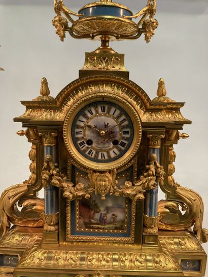 Garniture de cheminée comprenant une pendule...