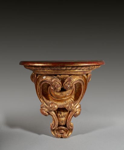 Console d'applique en bois doré à décor de...