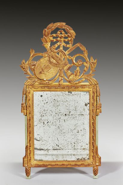 Miroir en bois sculpté et doré, le fronton...