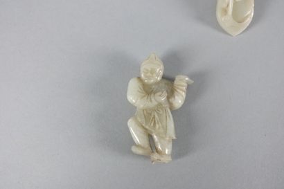 CHINE - XIXe siècle

Fibule en néphrite céladon,...