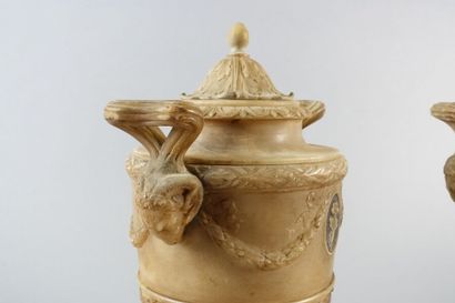 Paire de vases couverts en albâtre sculpté,...