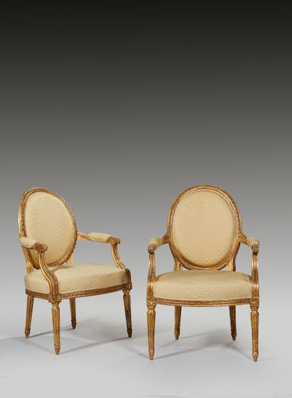Paire de fauteuils en hêtre mouluré, sculpté...