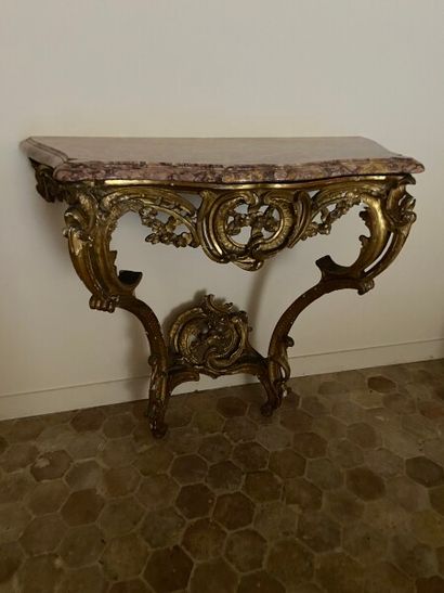 Console en bois doré de forme mouvementée...