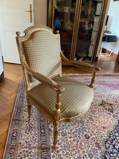 Fauteuil en hêtre mouluré, sculpté et doré,...