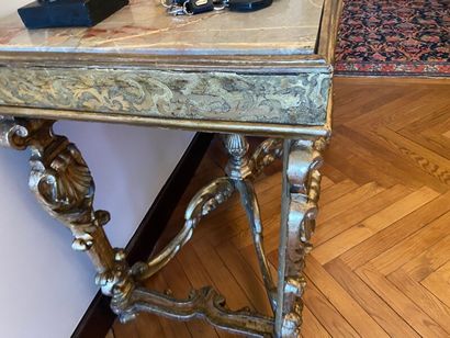 Console en bois sculpté et doré, la ceinture...