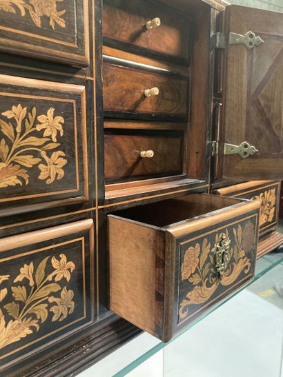 Cabinet en marqueterie ouvrant par sept tiroirs...