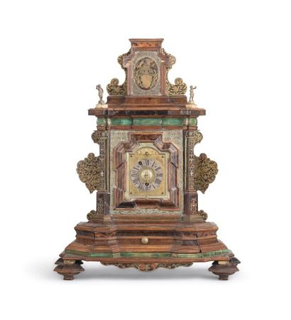 Pendule en écaille et incrustations de laiton...