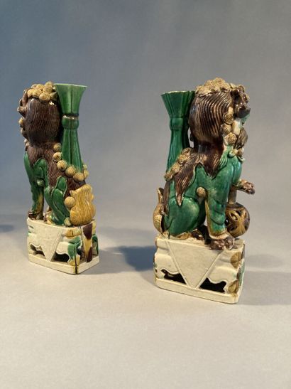 CHINE - Époque KANGXI (1662-1722)

Deux porte-baguettes...