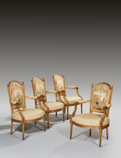 Suite de quatre fauteuils à dossier à décrochement...