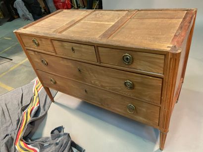 Commode en acajou mouluré ouvrant à cinq...