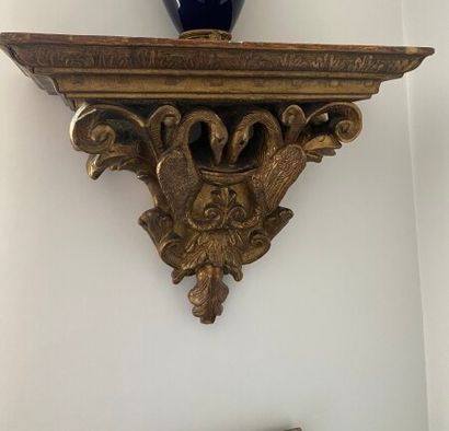 Console en bois doré et gravé à décor de...