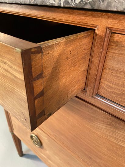 Commode en acajou mouluré ouvrant à cinq...