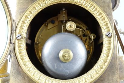 Pendule en bronze doré représentant un amour...