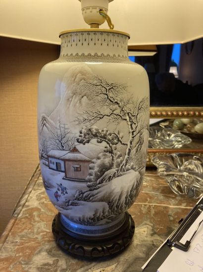 CHINE - XXe siècle

Vase de forme balustre...