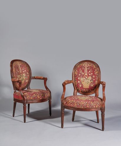 Réunion de deux fauteuils en hêtre teinté...