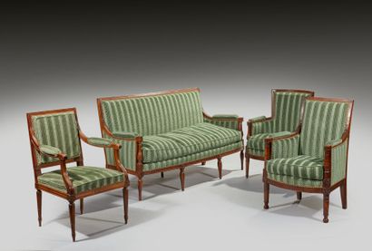 Réunion de mobilier en bois naturel comprenant...