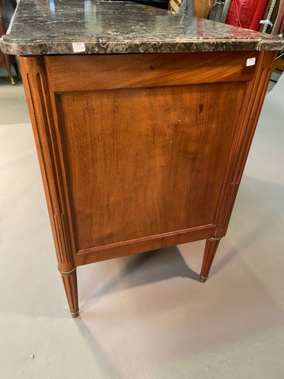 Commode en acajou mouluré ouvrant à cinq...