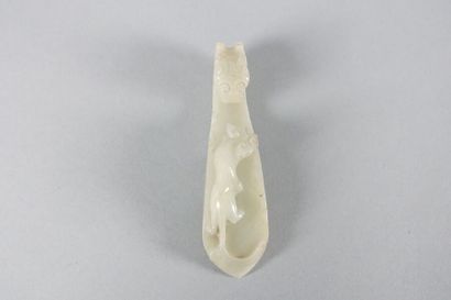 CHINE - XIXe siècle

Fibule en néphrite céladon,...